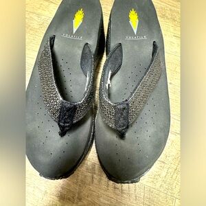 Women’s size 6 Volatile sandals